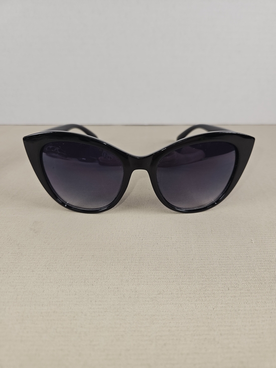 Giselle Accessories - Giselle Women's Black Cat Eye Sunglasses - Sleek UV Protection 8GSL22488-FLW